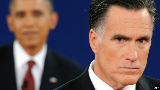 Barack Obama i Mitt Romney tokom druge debate 16. oktobra 2012.