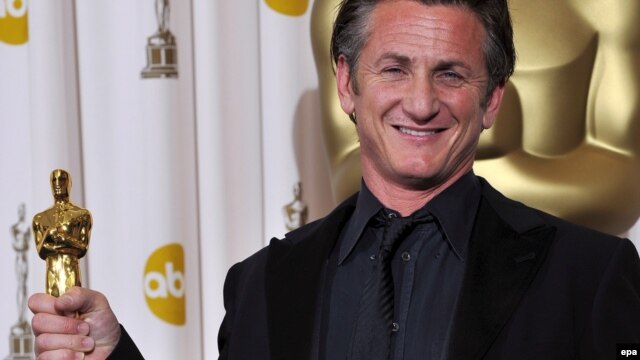 Actorul Sean Penn și Oscarul ce l-a recompensat în 2009 pentru rolui lui Harvey Milk jucat în filmul 'Milk' 