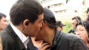 Один мужчина что-то шепчет другому на ухо во время митинга в Алматы. Иллюстративное фото.  