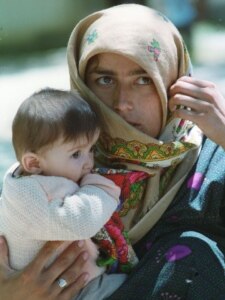 Displaced Tajiks returning to their homes following the 1997 peace accord (TASS)