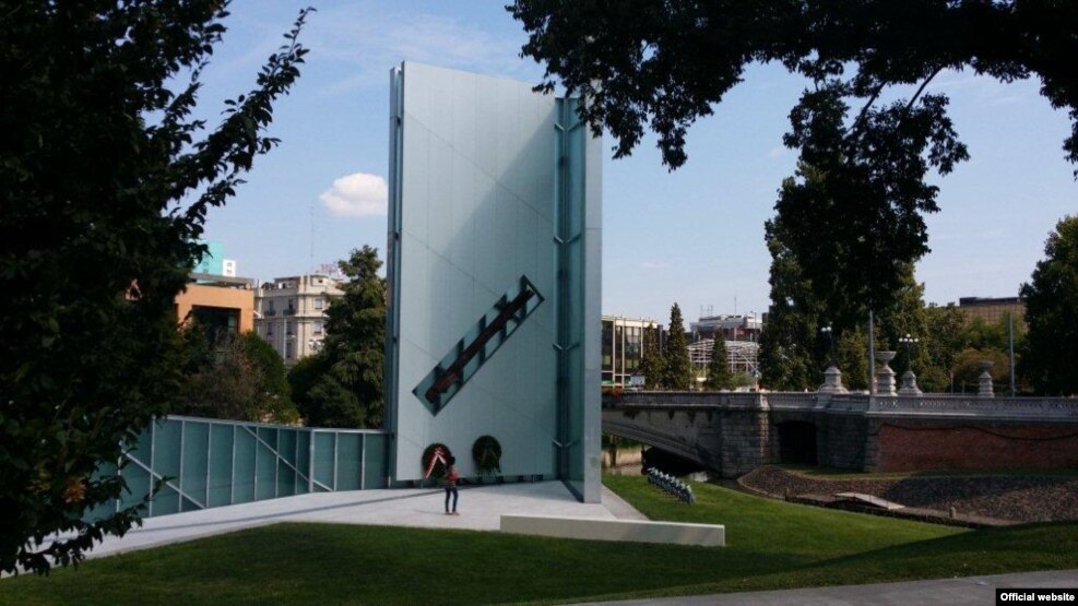 Ky memorial, i emëruar &ldquo;Memoria e Luce&rdquo; (Kujtim dhe Dritë), ishte një dhuratë nga Shtetet e Bashkuara të Amerikës për qytetin Italian të Padovës. Forma sugjeron një libër të hapur. Struktura është dizajnuar nga arkitekti Daniel Libeskind, një nga planifikuesit e lokacionit të ridizajnuar të &ldquo;Word Trade Center&rdquo; në Nju Jork. &nbsp;
