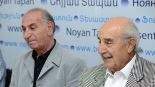 Բեմադրության հեղինակ Հրանտ Աղաջանյանը (ձ) եւ հովանավոր Հրայր Հովնանյանը լրագրողների հետ հանդիպմանը: