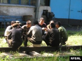 Рабочие вагоноремонтного завода проводят сидячую забастовку. Алматы, 30 июня 2009 года. 