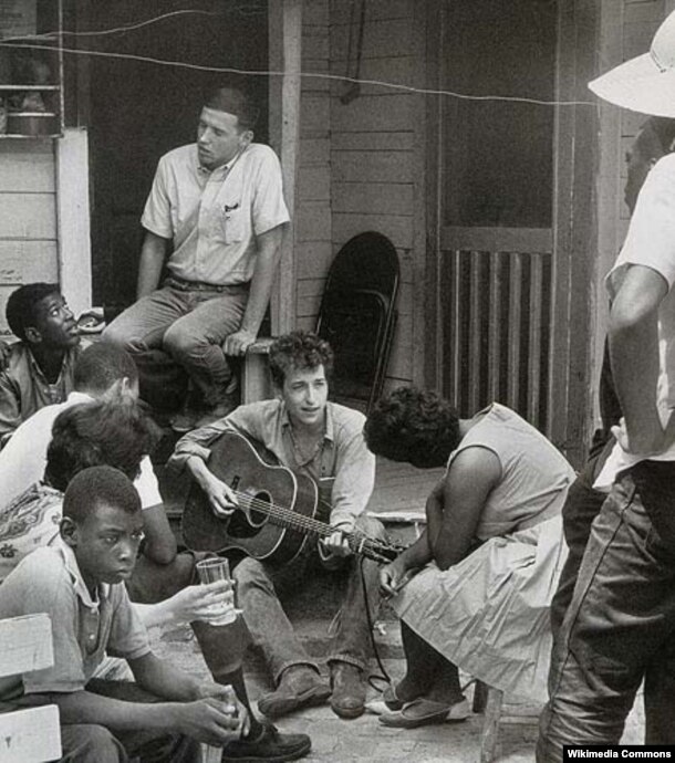 Дилан с членами Студенческого координационного комитета против насилия в Гринвуде, 1963 год. 