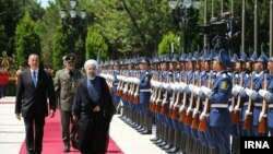 Әзербайжан президенті Илхам Әлиев (сол жақта) пен Иран президенті Хассан Роухани. Баку, 7 тамыз 2016 жыл.