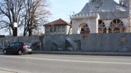Oštećena ograda ispred Ferhadije