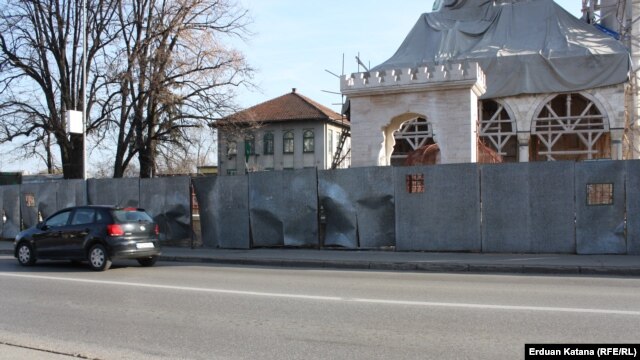 Oštećena ograda ispred Ferhadije
