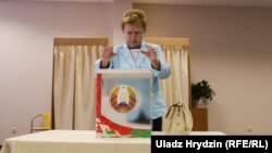 Глава Центральной избирательной комиссии Беларуси Лидия Ярмошина досрочно голосует на выборах в парламент страны. Минск, 7 сентября 2016 года.