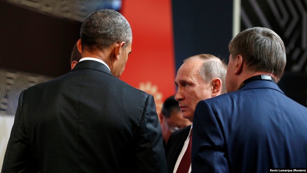 U.S. President Barack Obama (left) talks with Russian President Vladimir Putin at the APEC summit in Lima, Peru, on November 20.