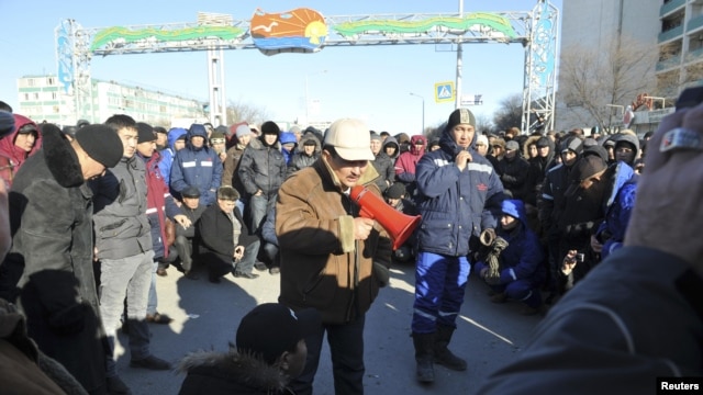 Ақтау қаласының орталық алаңына жиналған жұмысшылар наразылық білдірді. Ақтау, 18 желтоқсан 2011 жыл. 