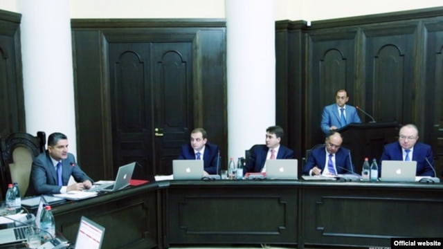 Հայաստան -- Վարչապետ Տիգրան Սարգսյանը (ձախից) նախագահում է Կառավարության նիստը, Երեւան, 20-ը սեպտեմբերի, 2012