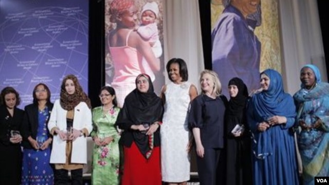 Зін Мар (другая зьлева) — сярод ляўрэатак міжнароднай жаночай прэміі «За мужнасьць». У цэнтры — першая лэдзі ЗША Мішэль Абама і дзяржсакратар Гілары Клінтан, 2012 год