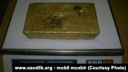 A 13-kilogram gold brick found in the sewerage system of Qoqon.