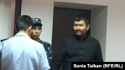 Гражданский активист Талгат Аян (справа) на суде по его делу. Атырау, 3 июня 2016 года.