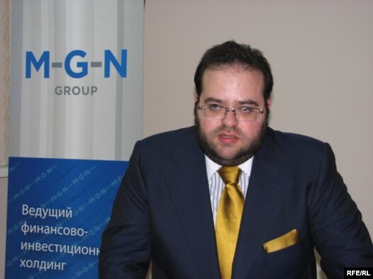 MGN Group компаниясынын башчысы Евгений Гуревич 'Азаттык үналгысы' үчүн маек куруп жаткан учур. 2009-жылдын 14-октябры. 