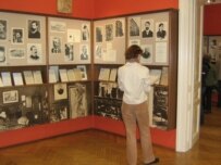 A guest studies an exhibit at the Vienna Freud museum on May 2 (RFE/RL)