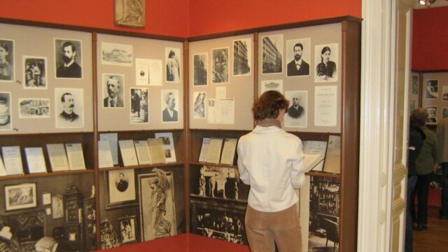 A guest studies an exhibit at the Vienna Freud museum on May 2 (RFE/RL)