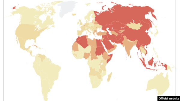 نقشه‌ای که موسسه پیو از اعمال محدودیت حکومت‌ها علیه مذاهب در جهان تهیه کرده است. کشورهایی که محدودیت‌های بسیار شدیدی را تجربه می‌کنند با رنگ قرمز مشخص شده‌اند، از جمله ایران. 