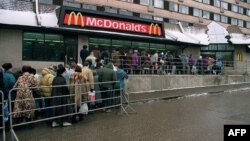 McDonald's мейрамханасы ашылған күнгі кезек. Мәскеу, 1 ақпан 1992 жыл.