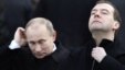 Predsednik Dmitrij Medvedev (desno) i premijer Vladimir Putin, nakon šetnje učestvuju u ceremoniji polaganja vijenaca na Grob neznanog vojnika izvan Moskve, Kremlj, 23. febuar 2011.