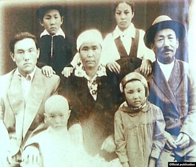 Молодой Нурсултан Назарбаев (слева) с родителями, младшими братьями, сестрой и двоюродной сестрой.