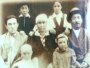 Слева направо: первый ряд – Сатыбалды, братишка Нурсултана, и Анипа, сестра Нурсултана. Второй ряд: Нурсултан Назарбаев, его мать Альжан, его отец Абиш. Третий ряд: Болат Назарбаев - брат Нурсултана, а также девушка – племянница Альжан.