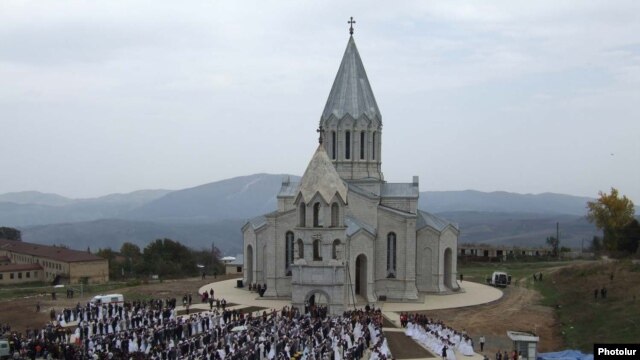 Nagorno Karabakh -- The collective wedding of several hundred couples outside an Armenian church in Shushi, 16OCT2008