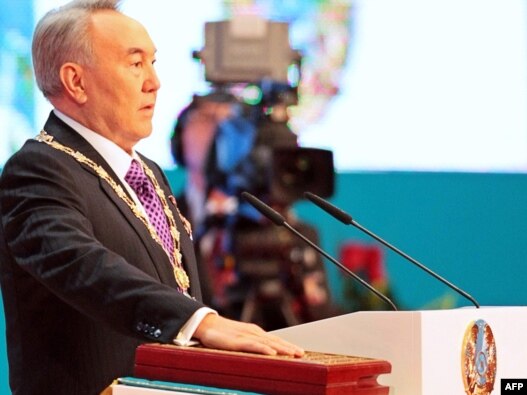 Нұрсұлтан Назарбаев, қайта сайланған Қазақстан президенті ретінде ант беріп тұр. Астана, 8 сәуір 2011 жыл