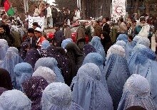 Afghanista -- Afghanis, including many clad in burqas, chant anti-Pakistan slogans during a protest in Herat, 24 Jan. 2006