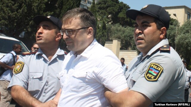 Задержание председателя Гражданского движения «РЕАЛ» Ильгара Мамедова, 12 июня 2012. Архив