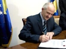 Kosovo -- President Fatmir Sejdiu signs Kosovo' s constitution in Pristina, 15Jun2008
