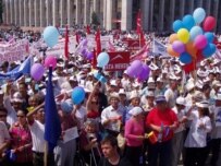 Demonstrators in Bishkek today (RFE/RL)
