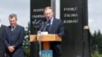 Тодішній президент України Леонід Кучма, праворуч, виступає з заявою після відкриття пам