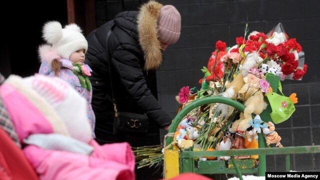Цветы и игрушки у дома на ул. Народного Ополчения, где проживает семья убитой 4-летней девочки. Фото: агентство "Москва"