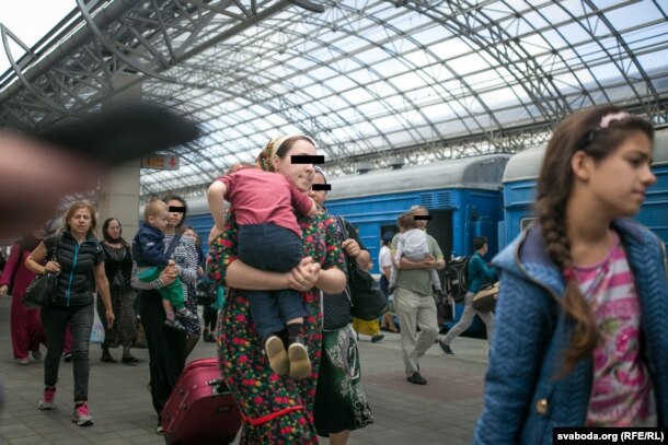 Чеченские беженцы на вокзале в Бресте. 31 августа