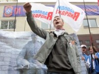Russian youths demonstrate today outside the Estonian Embassy in Moscow (RFE/RL)