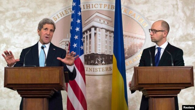 Премьер-министр Украины Арсений Яценюк и глава Государственного департамента Джон Керри во время пресс-конференции в Киеве. 5 февраля 2015