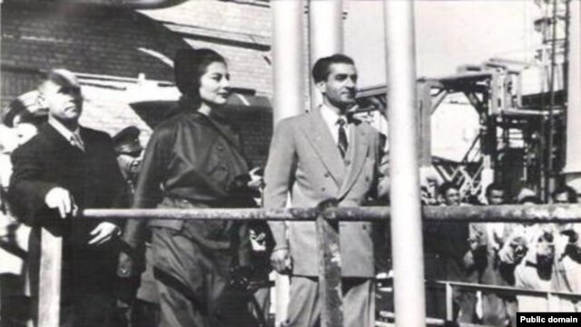 محمدرضا شاه همراه با ملکه ثریا در حال بازدید از پالایشگاه آبادان، یک سال قبل از سقوط مصدق