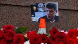Мәскеудің орталығында Борис Немцов қаза тапқан жерге жұртшылық гүл әкеп жатыр. 28 ақпан 2015 жыл.