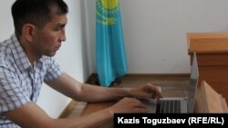 Юрист из Караганды Нурхан Жумабеков на суде по его иску к компании «Евразия+ОРТ», владеющей телеканалом «Первый канал „Евразия“». Алматы, 20 июня 2016 года.