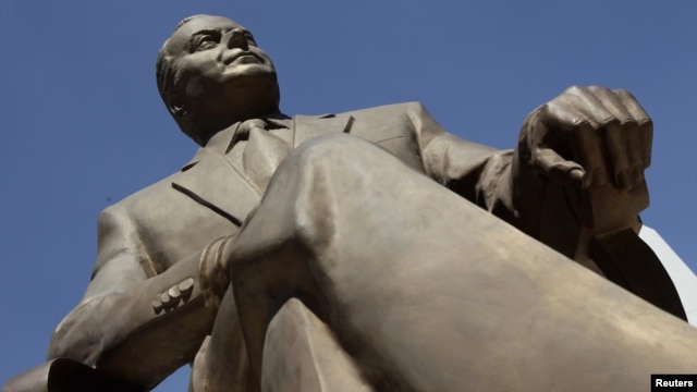 A life-size bronze statue of late Azerbaijani president Heydar Aliyev on Reforma Avenue in Mexico City, 03 Oct 2012