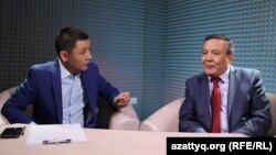 Қасым Аманжол (сол жақта) Азаттықтағы жер мәселесіне қатысты AzattyqLive хабарын жүргізіп отыр. 16 мамыр 2016 жыл.