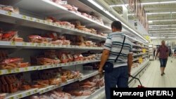 Симферопольдегі Auchan супермаркетінде тауарларға қарап тұрған азамат. Қырым,15 қыркүйек 2015 жыл.
