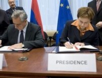 Armenian Foreign Minister Vartan Oskanian (left) and Finnish Development Minister Paula Lehtomaki sign the EU-Armenia cooperation agreement (official site)