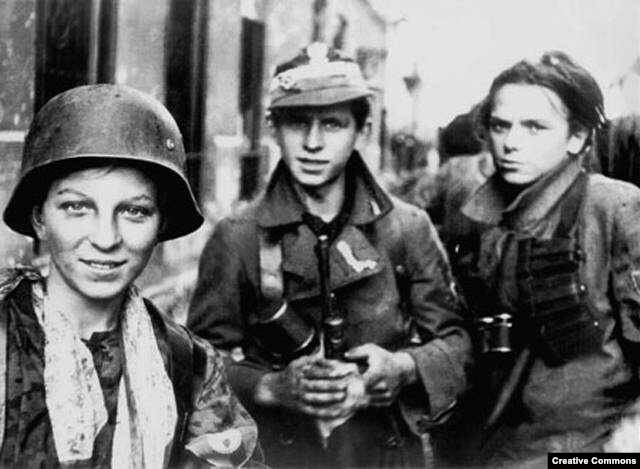 Юні учасники Варшавського повстання, серпень 1944 року
