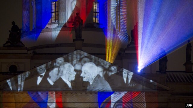 Charles de Gaulle (dreapta) şi Konrad Adenauer proiectaţi pe Domul din Berlin