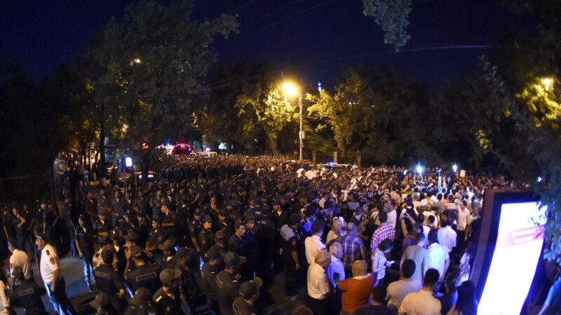 Проспект Баграмяна в Ереване вновь блокирован демонстрантами