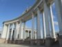 Aşgabatdaky Milli kitaphananyň öňündäki arhitektura arkasy. Aşgabat, 23-nji ýanwar, 2012.
