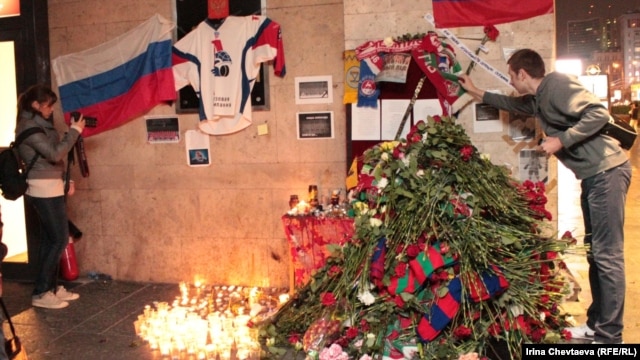 Svijeće i cvijeće u spomen nastradalim hokejašima, 2011.