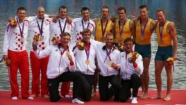 Veslači Hrvatske, Njemačke i Australije na dodjeli medalja, London, 2012.